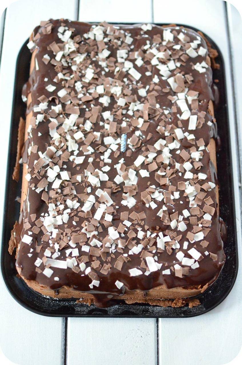 Gâteau au chocolat d'anniversaire dans un grand moule rectangle avec double proportions.